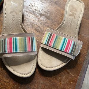 Flat heeled sandles